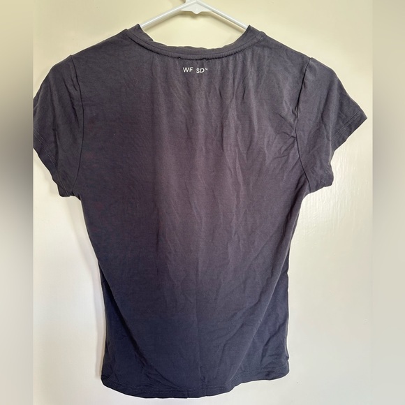 Buttery soft cropped tee - Picture 2 of 3